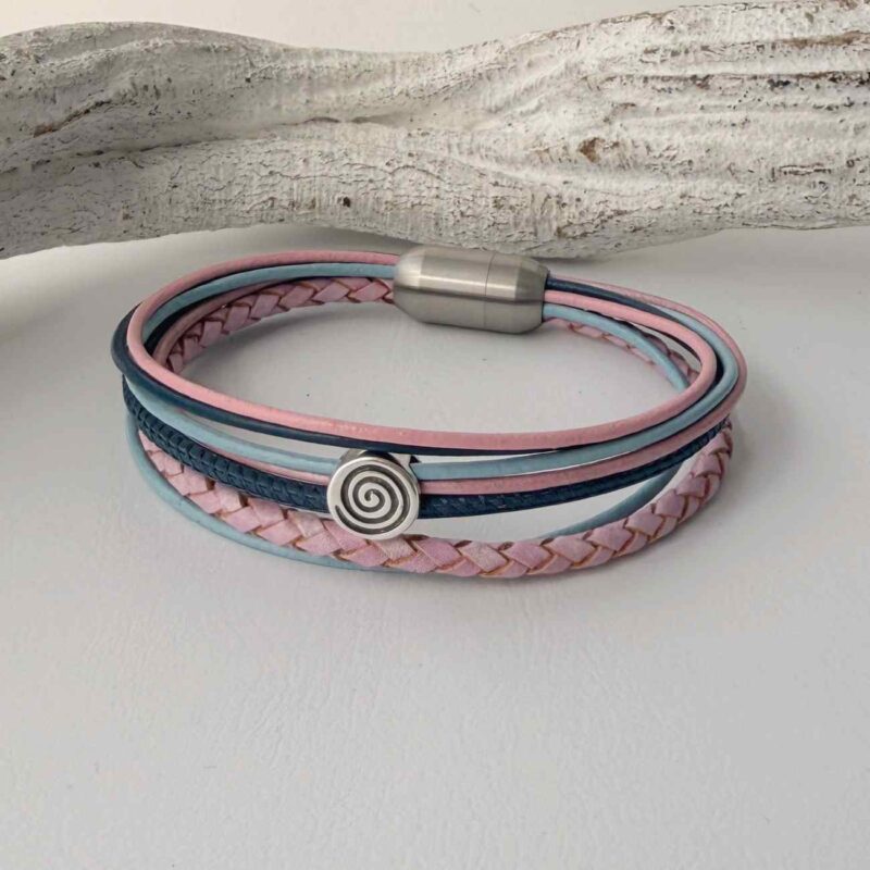 feines Lederarmband mit kleiner Spirale in rosa und blau