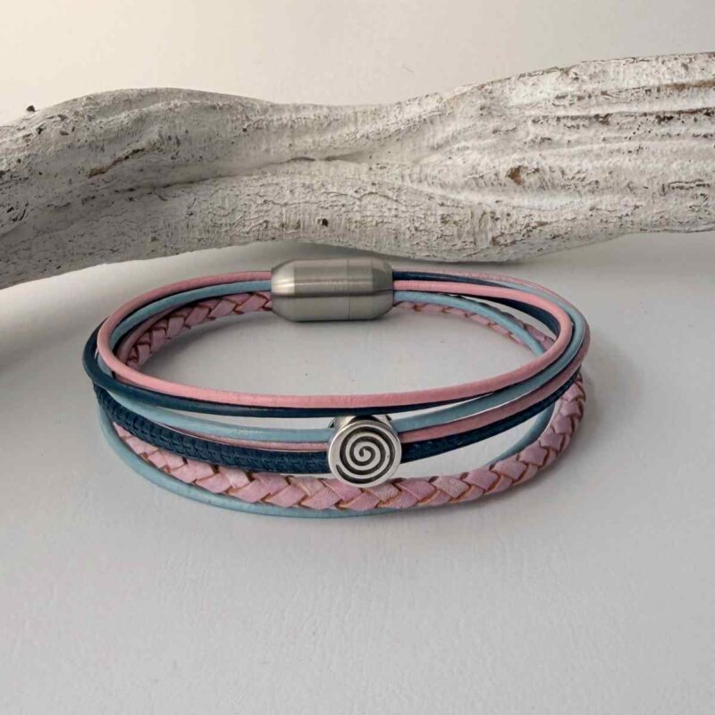 Lederarmband mit kleiner Spirale in rosa und blau