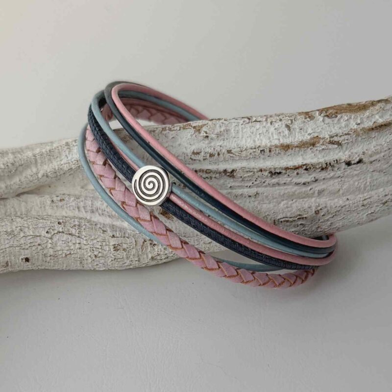 Lederarmband mit kleiner Spirale in rosa blau