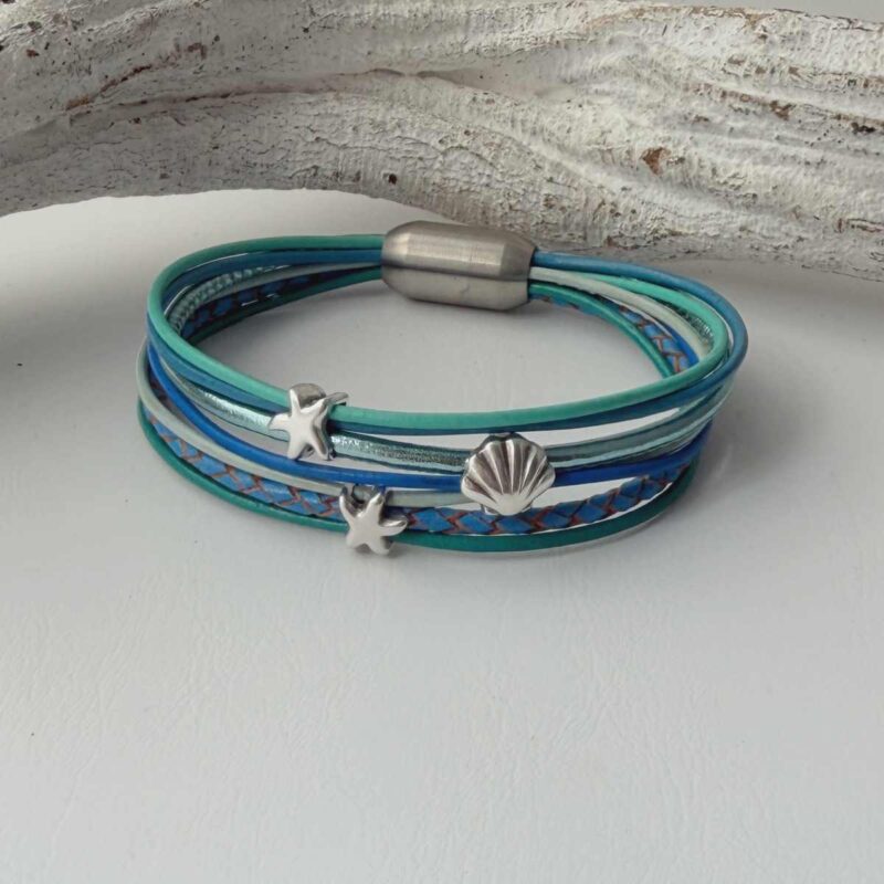 das Lederarmband mit Muschel und Seestern aqua