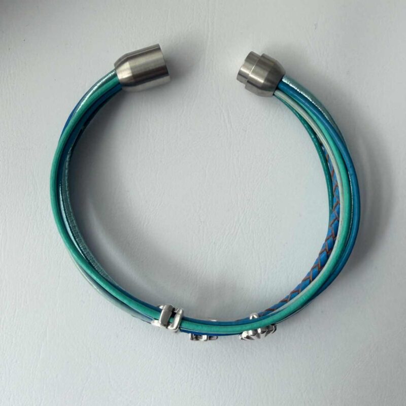 das Lederarmband mit Muschel und Seestern in aqua
