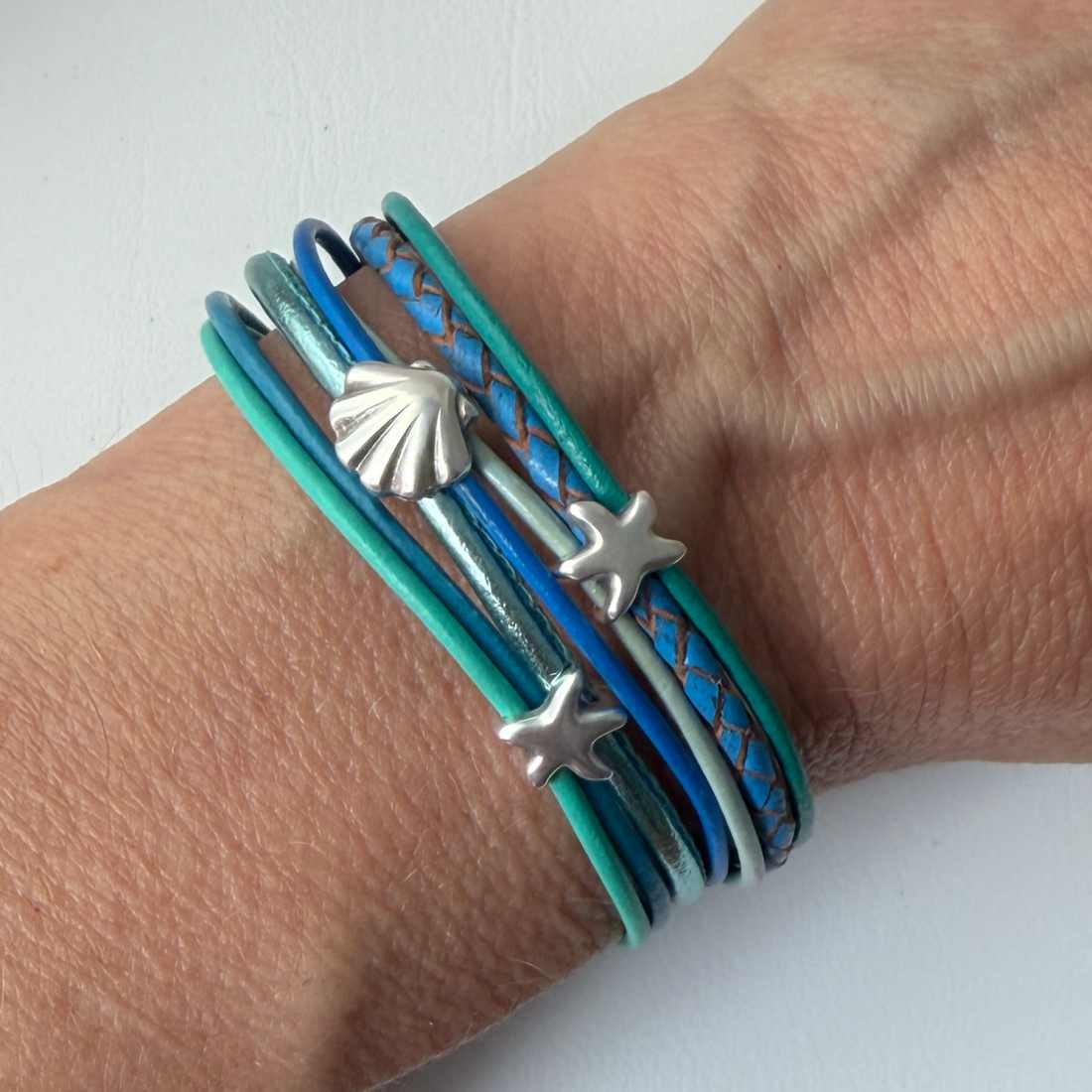 Lederarmband Muschel Seestern aqua Lederarmband Muschel Seestern aqua