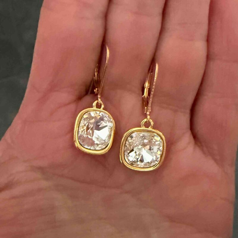 schöner Ohrhänger mit Glitzerstein crystal in goldener Fassung