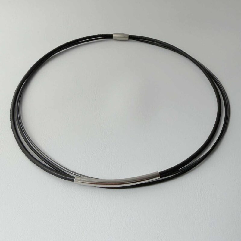 zarte schwarze Lederkette mit einem Röhrchen