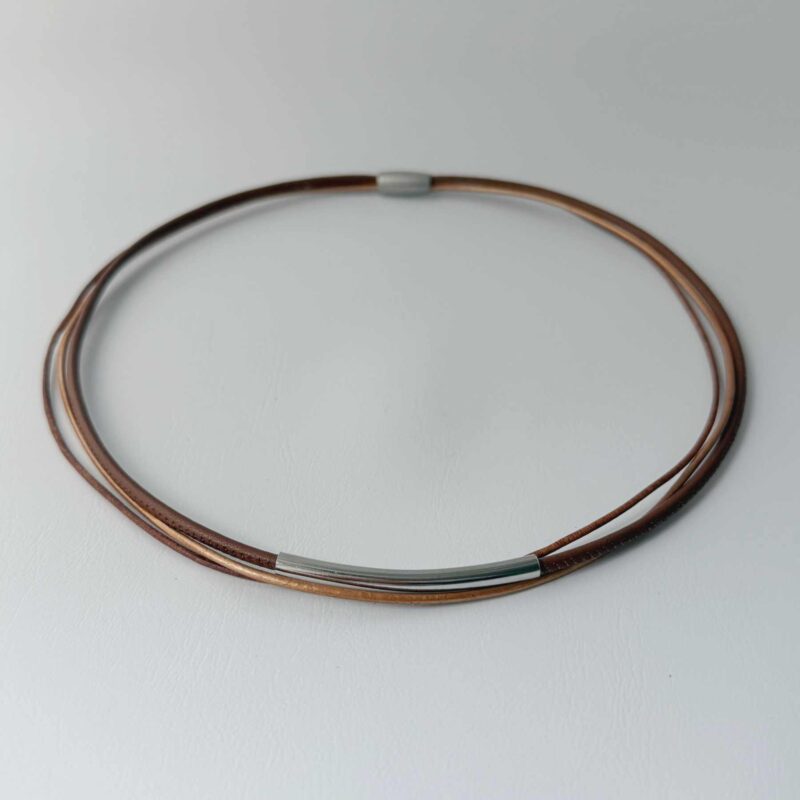 zarte braune Lederkette mit einem Röhrchen
