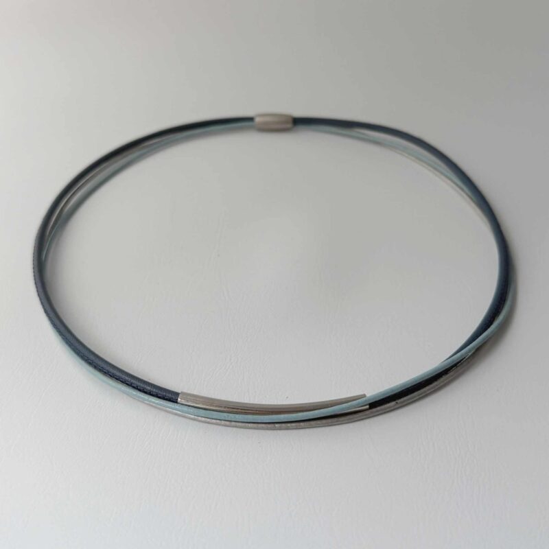 zarte blaue Lederkette mit einem Röhrchen