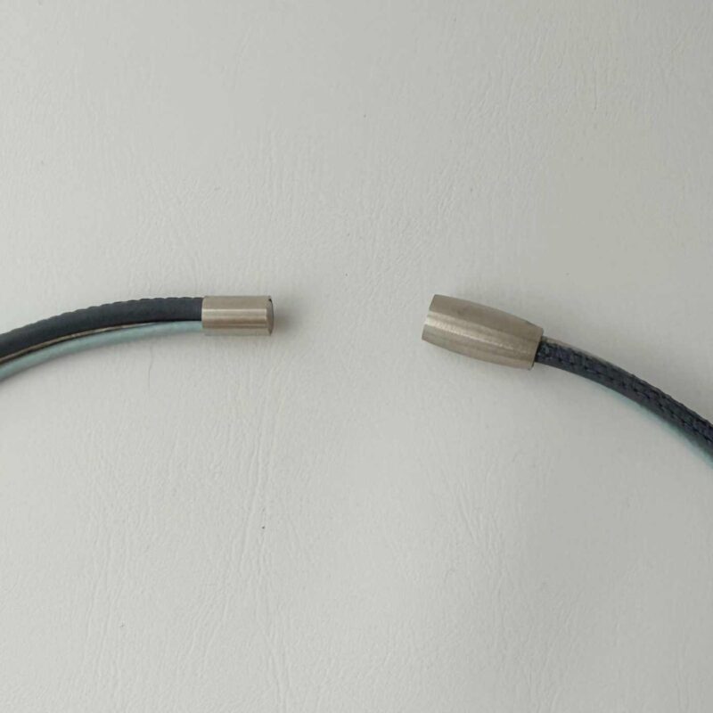 schöne zarte Lederkette mit einem Röhrchen