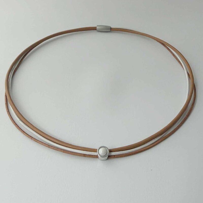 feine braun Lederkette mit kleinem weißem Stein