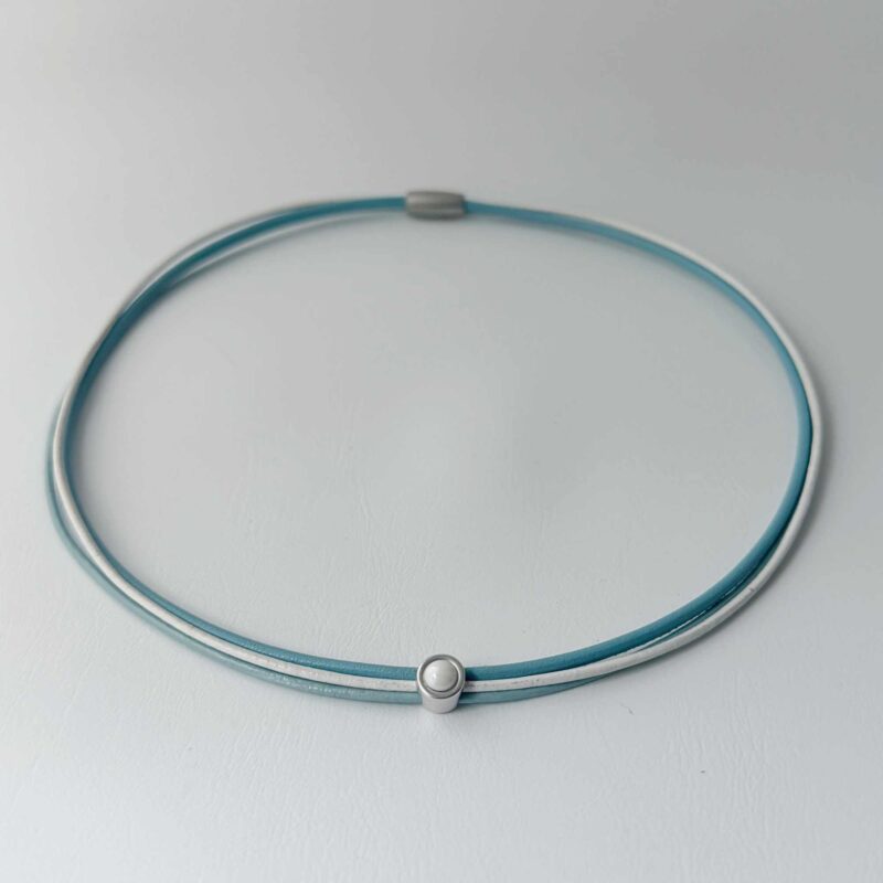 feine hellblaue Lederkette mit kleinem weißem Stein