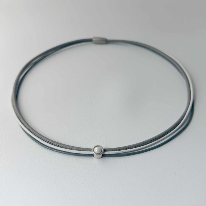 feine graue Lederkette mit kleinem weißem Stein