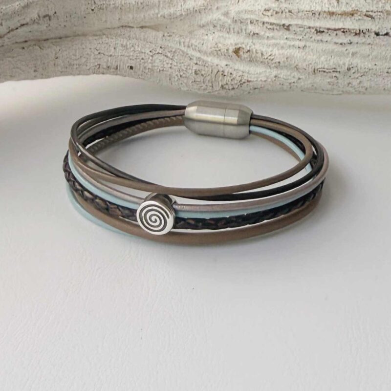 Lederarmband mit kleiner Spirale in braun und hellblau und taupe