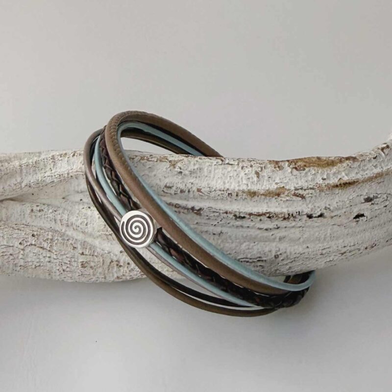 Lederarmband mit kleiner Spirale in braun und hellblau
