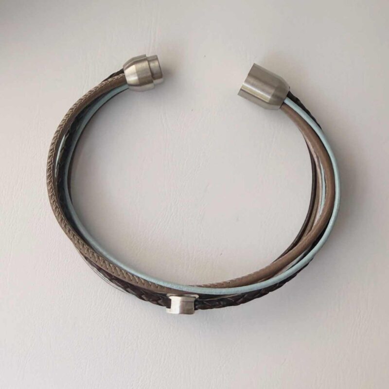 Lederarmband mit kleiner Spirale in braun hellblau