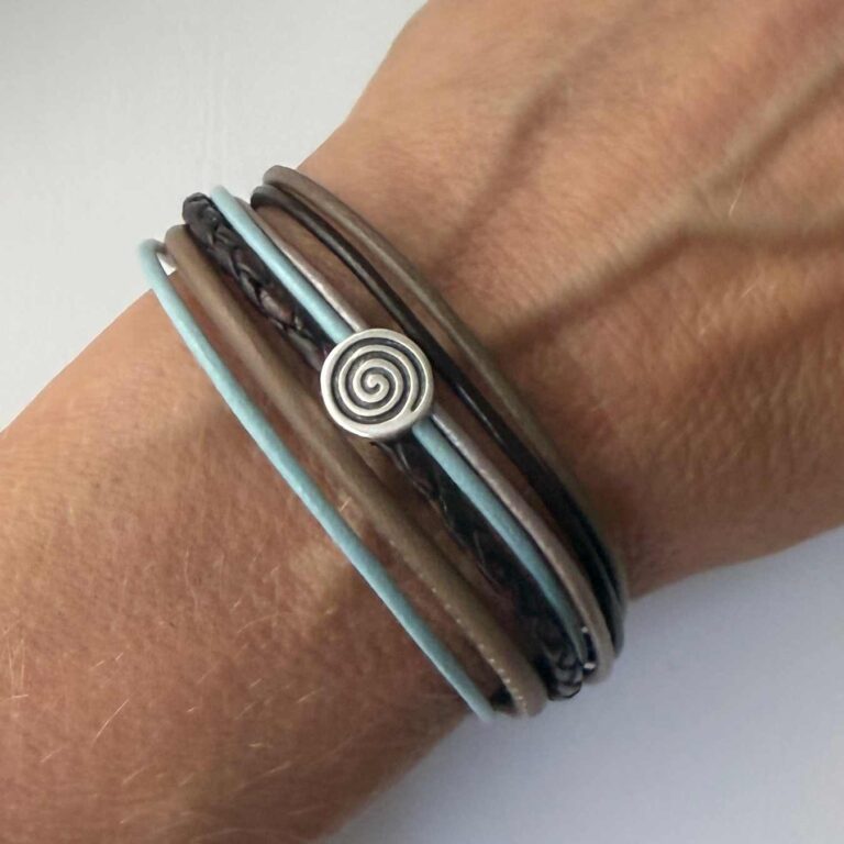 Lederarmband mit kleiner Spirale braun hellblau