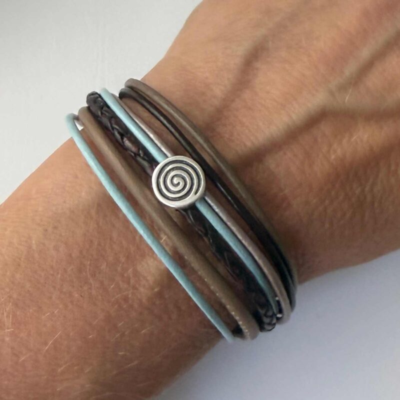 Lederarmband mit kleiner Spirale braun hellblau