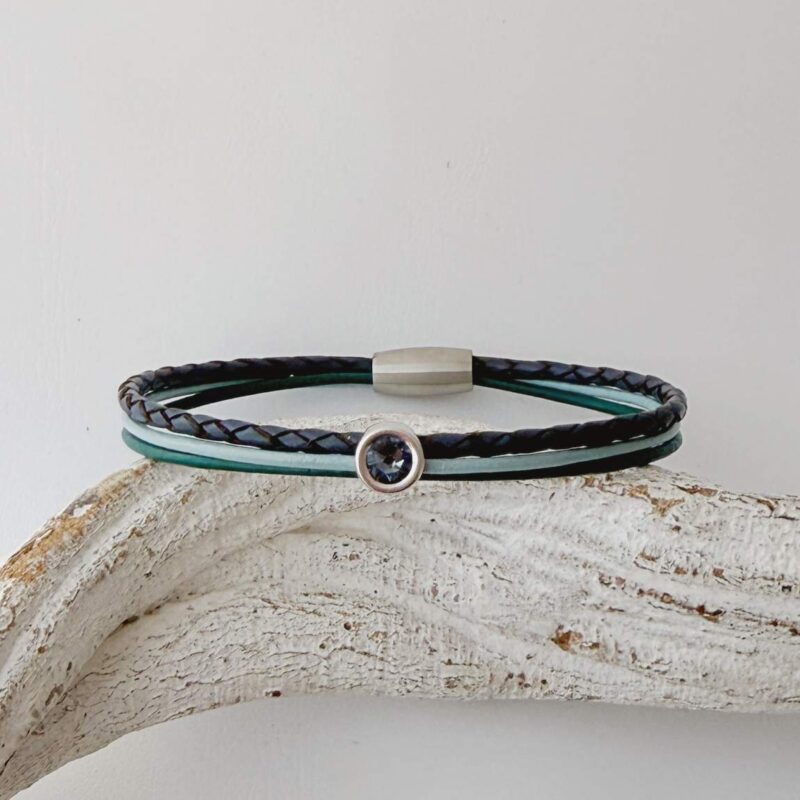 feines Lederarmband blau petrol mit kleinem Glitzerstein