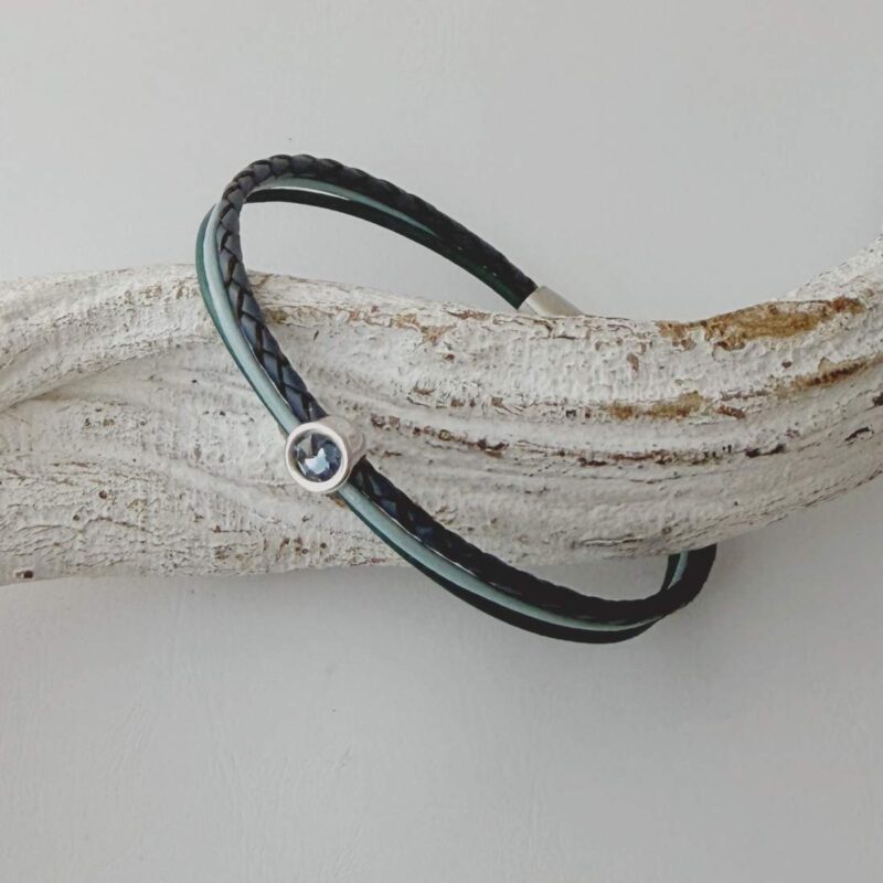 feines Lederarmband in blau und petrol mit kleinem Glitzerstein