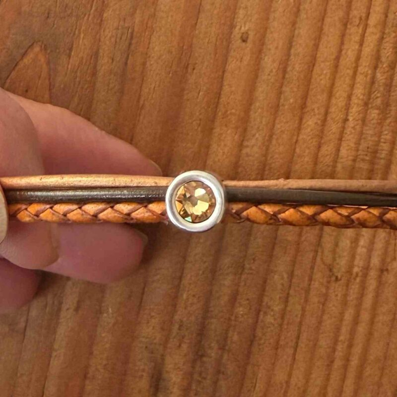 filigranes Lederarmband mit Kristallstein in Brauntönen und magnetverschluss
