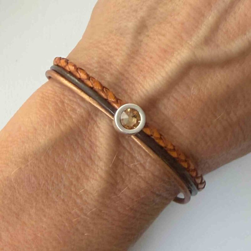 feines Lederarmband mit Glitzerstein braun