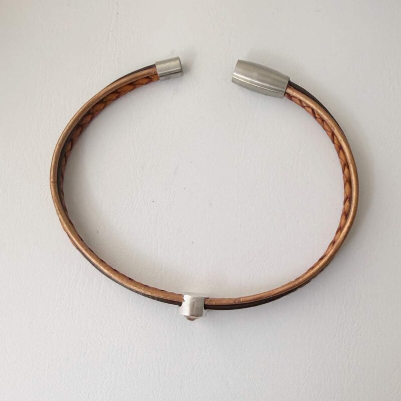 feines Lederarmband mit Kristallstein in Brauntönen und magnetverschluss