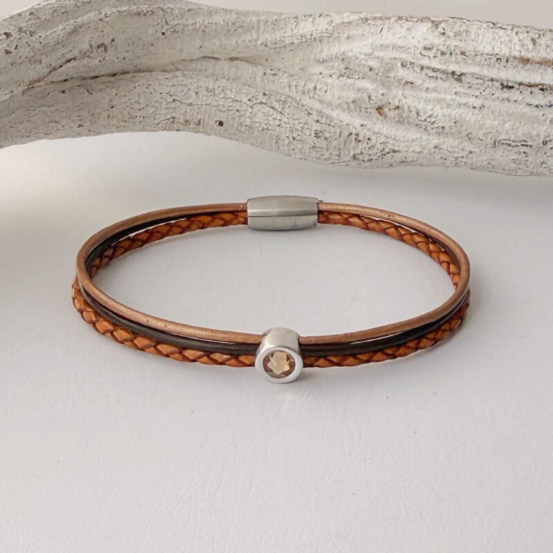 feines Lederarmband mit Glitzerstein in Brauntönen und magnetverschluss