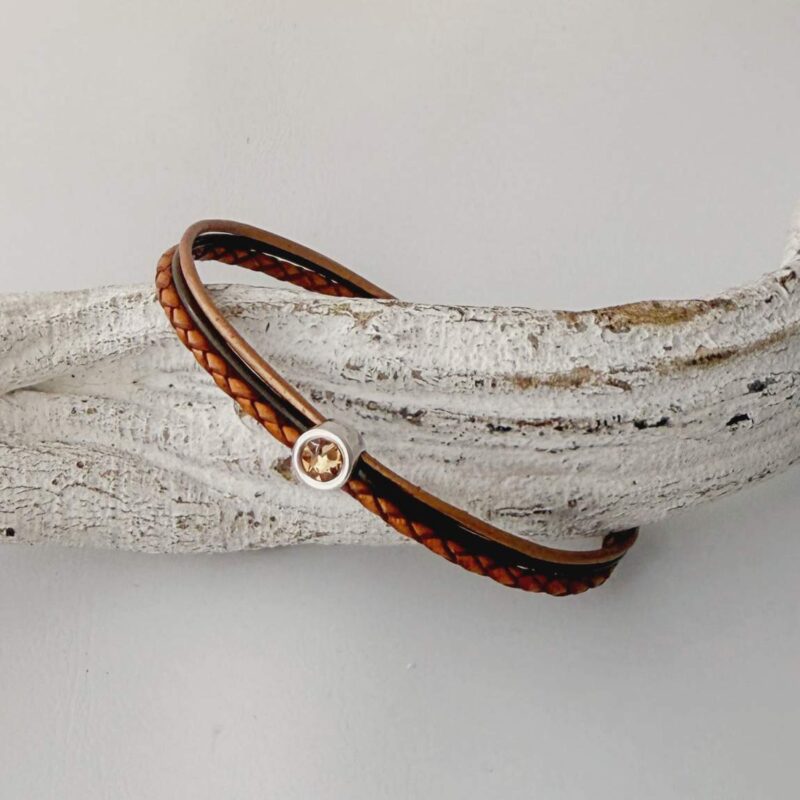 feines Lederarmband mit Glitzerstein in Brauntönen