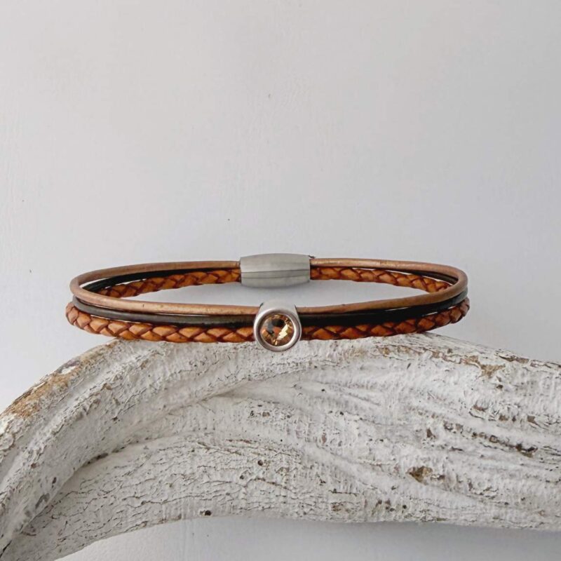 feines Lederarmband mit Glitzerstein in braun